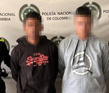 Capturados por distribuir panfletos intimidatorios en Itagüí. FOTO: POLICÍA METROPOLITANA 