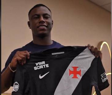 Marino Hinestroza sujetando la camiseta de Vasco Da Gama. FOTO: VASCO DA GAMA