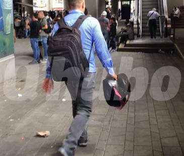 Sitio donde se desplomó la víctima, en bajos de la estación Parque Berrío del metro. FOTO: LAURA ROSA JIMÉNEZ VALENCIA