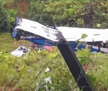 <span class="mln_uppercase_mln">Así</span><b><span class="mln_uppercase_mln"> quedó el bus accidentado en el sector Alto del Águila en Puerto Berrío. FOTO: TOMADA DE FACEBOOK </span></b>