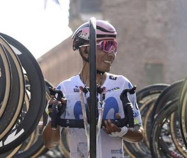 El ciclista colombiano Nairo Quintana en el pasillo de honor en su despedida. FOTO: MOVISTAR TEAM