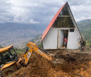 Obra demolida en Santa Elena por fallo policial. FOTO: ALCALDÍA DE MEDELLÍN