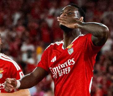 Así celebró Jhon Jáder Durán su primer gol oficial con Benfica. FOTO: @SLBENFICA