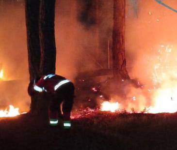 El Cuerpo de Bomberos Bello acudió al llamado de la comunidad y logró extinguir el incendio en un lapso de 2 horas. FOTO: FACEBOOK ALCALDÍA DE BELLO.