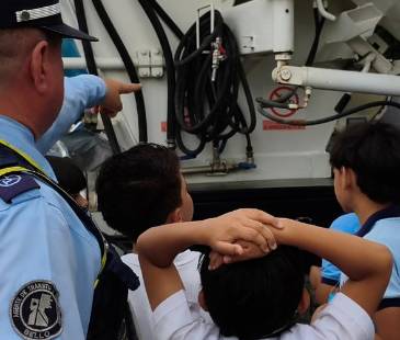 Los menores escuchan con atención las indicaciones del agente de tránsito. FOTO: CORTESÍA 