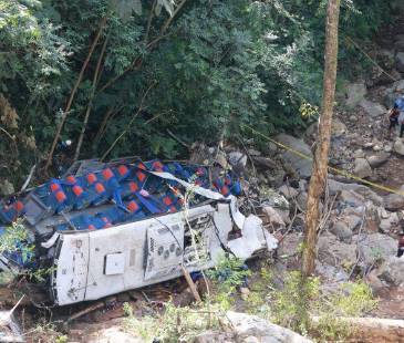 Algunos estudiantes lograron comunicarse con sus padres y abuelos para contarles que el vehículo se detenía constantemente y avanzaba con dificultad. FOTO: MANUEL SALDARRIAGA