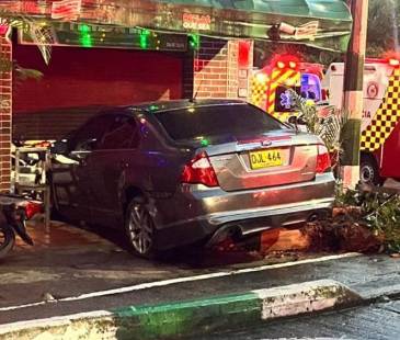 Así quedó el carro tras el impacto de frente. FOTO: CORTESÍA DENUNCIAS ANTIOQUIA