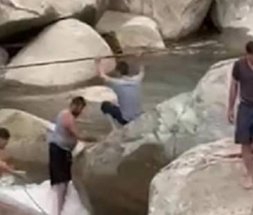 Recuperación del cuerpo en el río Cocorná. FOTO: CAPTURA DE VIDEO TOMADA DE MIORIENTE
