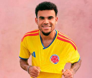 Luis Díaz fue el modelo de la nueva camiseta de la Selección Colombia para el Mundial de 2026. <b><span class="mln_small-caps_mln">/FOTO: FCF</span></b>
