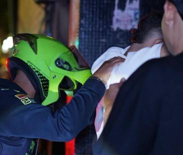 <span class="mln_uppercase_mln">La</span><b><span class="mln_uppercase_mln"> Policía realizó revisiones de antecedentes y requisas a varias personas. FOTO: CORTESÍA ALCALDÍA DE MEDELLÍN</span></b>