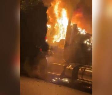 Quema de vehículos en Puerto Valdivia. FOTO: CAPTURA DE VIDEO CORTESÍA DENUNCIAS ANTIOQUIA