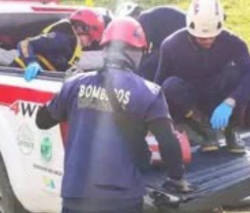 Atención del Cuerpo de Bomberos San Carlos tras la muerte de Milton García en Balneario El Chispero de San Carlos. FOTO: CORTESÍA ALCALDÍA DE SAN CARLOS