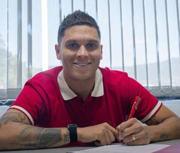 Juan Fernando Quintero firmando como nuevo jugador del DIM. FOTO: DIM 