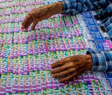 Venta de Lotería en Medellín. FOTO: JUAN ANTONIO SÁNCHEZ