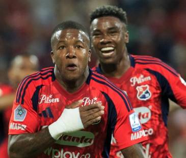 Francisco Chaverra (adelante) el autor del segundo gol del DIM y John Montaño (atrás) el asistidor. FOTO: CAMILO SUÁREZ