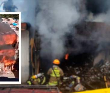 <span class="mln_uppercase_mln">El</span><b><span class="mln_uppercase_mln"> incendio consumió las tres plantas del edificio. FOTO: CORTESÍA DAGRD Y DENUNCIAS ANTIOQUIA</span></b>