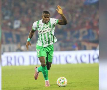 Andrés Felipe Román se ha convertido en titular induscutible en el equipo de Diego Arias. Suma 126 partidos y 21 goles con el Verde. FOTO: CAMILO SUÁREZ.