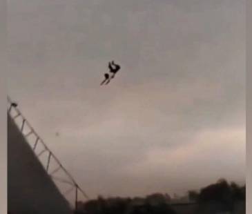 Un hombre salió despedido por los aires cuando un techo se desprendió. “Estuve al menos a 12 metros de altura”, contó después. FOTO: CAPTURA DE VIDEO X @ALERTAMUNDONEWS