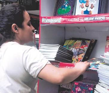 En El Hueco ya comenzaron a organizar los mostradores con los cuadernos para la temporada escolar que empieza. FOTO: LAURA ROSA JIMÉNEZ