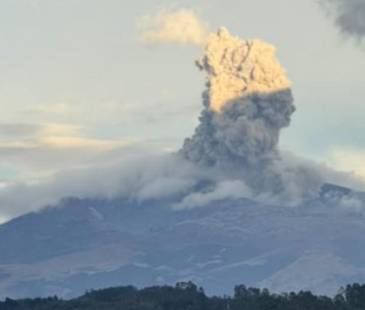 Así se ve desde Popayán la emisión de cenizas en el volcán Puracé. FOTO: NOTITARDE