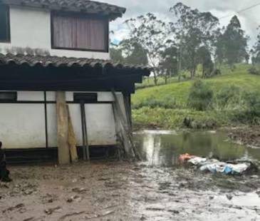 Inundaciones en El Capiro: desbordamiento de quebrada afectó a varias familias. <b><span class="mln_small-caps_mln">/ FOTO: ALCALDÍA DE RIONEGRO</span></b>