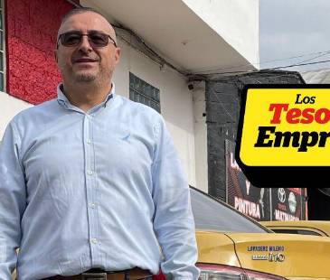 Francisco Edward Quintero Restrepo posa con orgullo al lado de los amarillos. Es un apasionado de los carros en general. FOTOS: JAIDER ESCOBAR