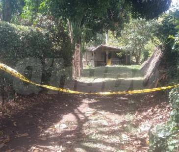 Por esta calle de la vereda transitaba la víctima con su hija cuando fue asesinada. FOTO: GUILLERMO OSPINA