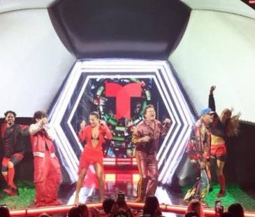 Presentación en vivo de la canción ‘Somos más’ en la gala de los Billboard 2025, con Carlos Vives como protagonista. <b><span class="mln_small-caps_mln">/FOTO: X@TELEMUNDOCHI</span></b>