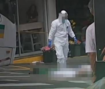 Levantamiento del cuerpo del adulto mayor en Bello. FOTO: CORTESÍA DENUNCIAS ANTIOQUIA