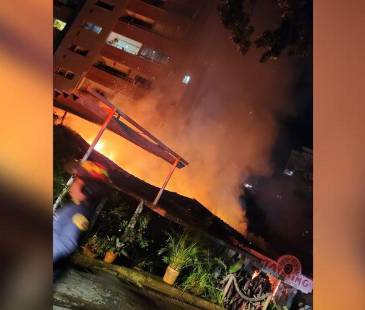 Un incendio estructural afectó gravemente a Sailors &amp; Mermaids<span class="mln_small-caps_mln">, un espacio que durante años fue punto de encuentro para amantes del tatuaje. </span>FOTO: @ELCALVOK