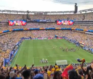 Los ecuatorianos coreando la canción ‘Nuestro Juramento’ de Julio Jaramillo en el New York Stadium tras clasificación a la siguiente ronda del Mundial. FOTO: @JDNALTON