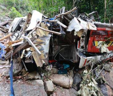 Uno de los estudiantes salió ileso y logró llegar hasta la carretera. FOTO: MANUEL SALDARRIAGA QUINTERO