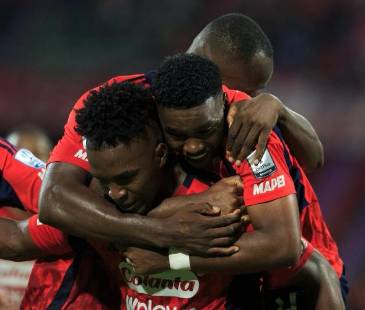 José Ortiz (abajo) celebra con Francisco Chaverra (arriba) su gran noche, en la que anotó dos goles que le dieron vida al Poderoso en la Liga. FOTO: CAMILO SUÁREZ