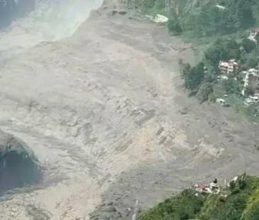 Destrucción ocasionada por la avalancha en Nepal. FOTO: TOMADA DE X @PEEPERLAB