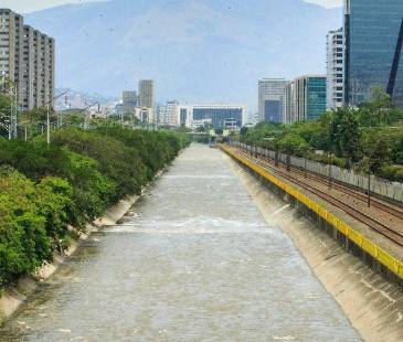 El regreso del proyecto busca reducir riesgos por lluvias y recuperar el río Medellín con obras que transformarán la ciudad. <b><span class="mln_small-caps_mln">/ FOTO: ANDRÉS CAMILO SUÁREZ ECHEVERRY</span></b>