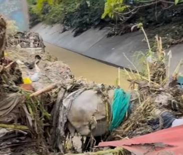 Así quedó uno de los sectores de la quebrada La Iguaná en Medellín. FOTO: CAPTURA X DE MANUEL VILLA