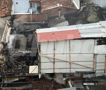Así quedó el techo de dos inmuebles que resultaron afectados. FOTO: CORTESÍA