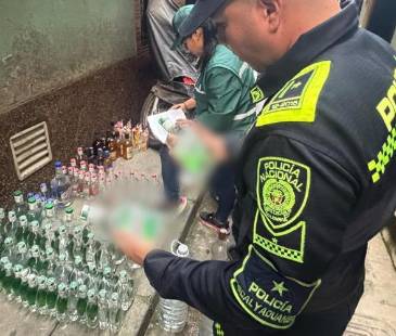<span class="mln_uppercase_mln">En</span><b><span class="mln_uppercase_mln"> total, fueron 128 botellas de licor adulterado de distintas marcas las que se hallaron en Caicedo. FOTO: CORTESÍA POLICÍA METROPOLITANA </span></b>