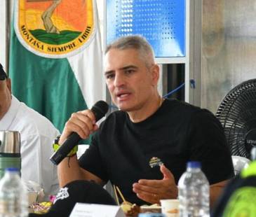 Gobernador de Antioquia, Andrés Julián Rendón, en un consejo de seguridad en el Nordeste antioqueño. FOTO: GOBERNACIÓN DE ANTIOQUIA