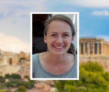 Elisabeth-Jane Ross era trabajadora humanitaria y habría viajado a Grecia de vacaciones. FOTOS: CANVA (FONDO) Y THE GUARDIAN (DETALLE).