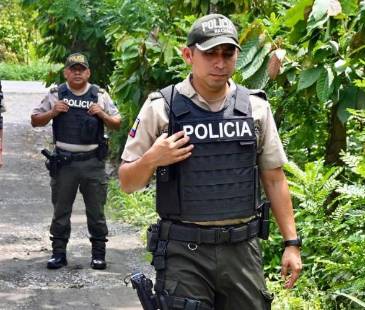 Agentes policiales custodian el área donde se encontraron 8 cabezas humanas en Ecuador. FOTO: GETTY IMAGES
