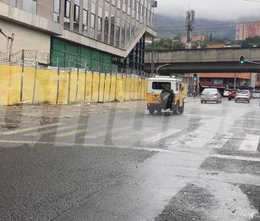 En este lugar estaba el vehículo y en su interior, dos hombres baleados. FOTO: LAURA ROSA JIMÉNEZ VALENCIA