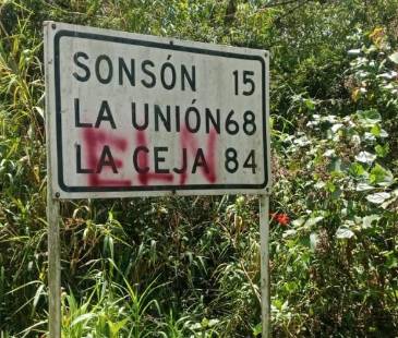 Este fue uno de los grafitis que la comunidad encontró esta semana en la vía La Unión - Nariño. FOTO: CORTESÍA