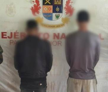 Estos son los dos sujetos que se entregaron voluntariamente ante el Ejército. FOTO: CORTESÍA EJÉRCITO NACIONAL