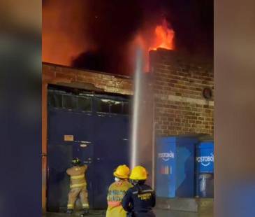 Se requirieron cinco máquinas extintoras y un carrotanque para apagar el fuego. FOTO: CAPTURA DE VIDEO INSTAGRAM @BOMBEROSDEITAGÜÍ