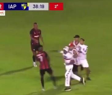 Momento en que se produjo la agresión hacia los deportistas. FOTO: CAPTURA DE VIDEO TOMADA DE X @LIBERTA_DEPRE