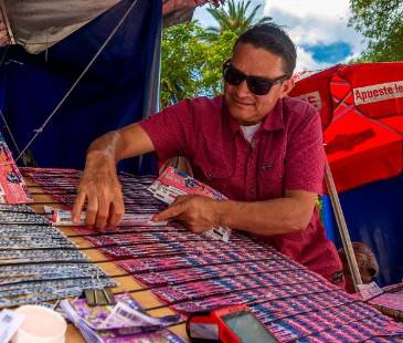 Venta de loterías en Medellín. FOTO: CAMILO SUÁREZ