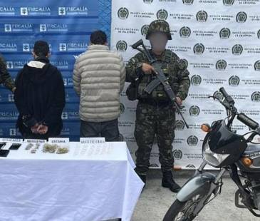 Capturados mientras instalaban propaganda del Clan del Golfo. FOTO: ALCALDÍA DE RIONEGRO