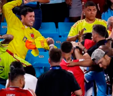 Hinchas de la Selección Colombia se enfrentaron a los jugadores de Uruguay en la Copa América 2024. <b><span class="mln_small-caps_mln">/FOTO: X @Habemusfutbol10</span></b>