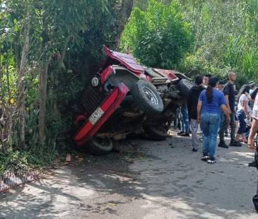 Momento en que las autoridades atendían el accidente. FOTO: CORTESÍA DENUNCIAS ANTIOQUIA